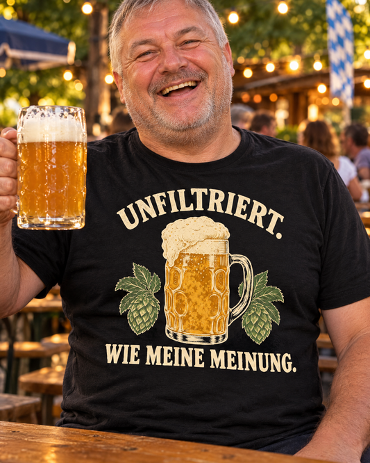 Mann im Biergarten mit dem Unfiltriert wie meine Meinung T-Shirt in Schwarz