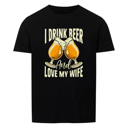 Klassisches Shirt in schwarz mit "I only drink beer and love my wife"-Aufdruck, 100% Baumwolle.