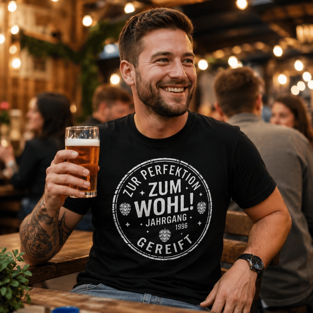Zum Wohl! Geburtstag T-Shirt — Jahrgang 1996 -T-ShirtBull