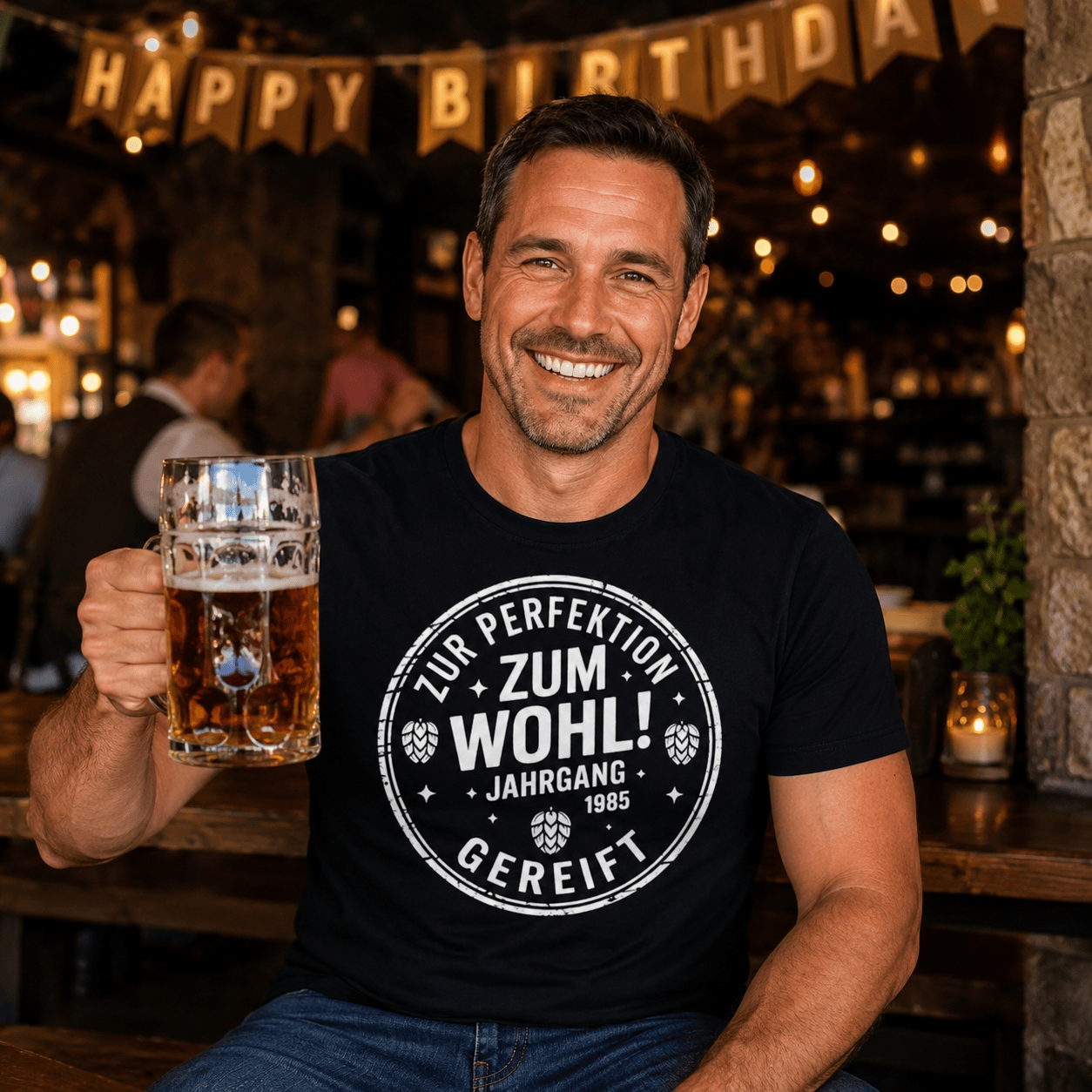 Zum Wohl! Geburtstag T-Shirt — Jahrgang 1985 -T-ShirtBull