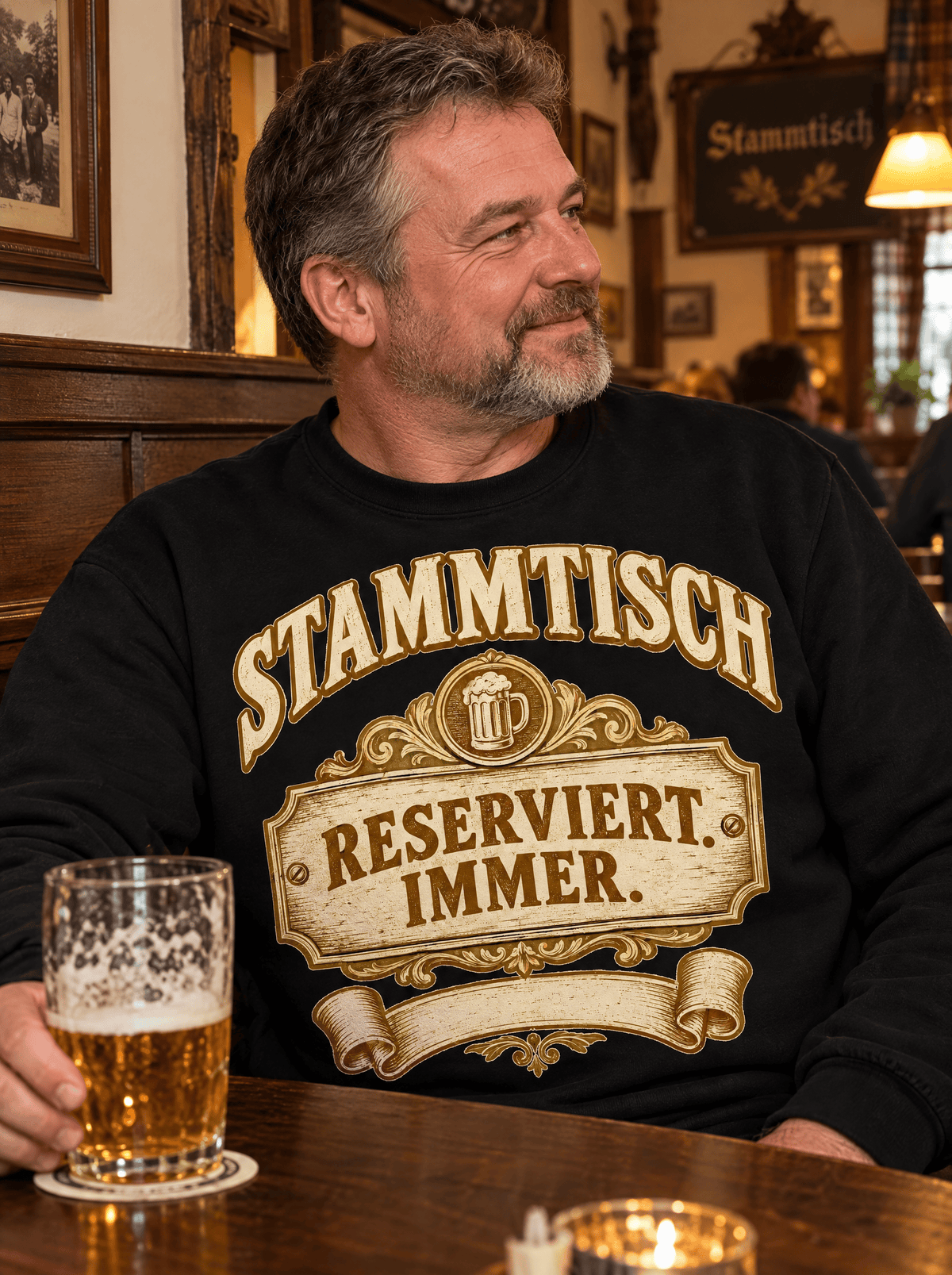 Stammtisch Reserviert Immer Sweatshirt getragen im Wirtshaus