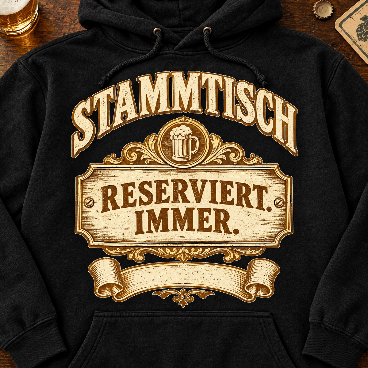 Stammtisch Reserviert Immer Hoodie Flatlay auf Holztisch
