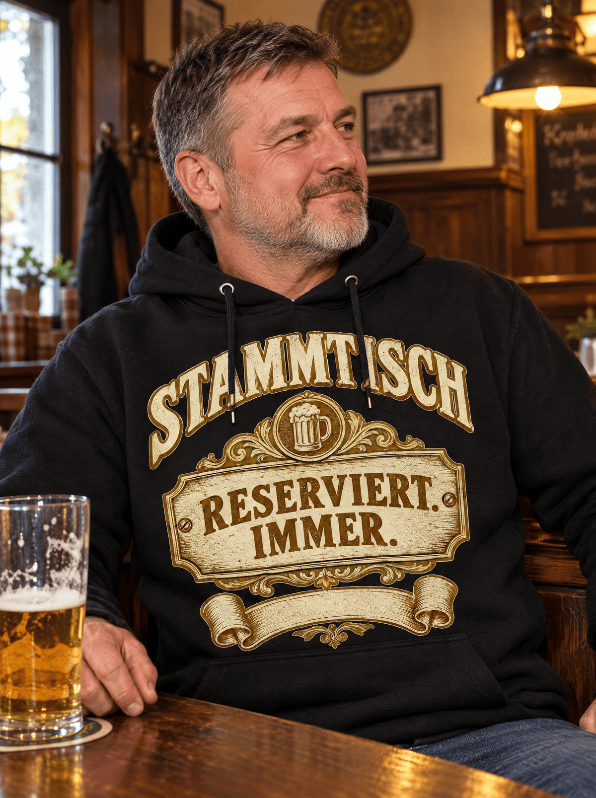Stammtisch Reserviert Immer Hoodie getragen im Wirtshaus