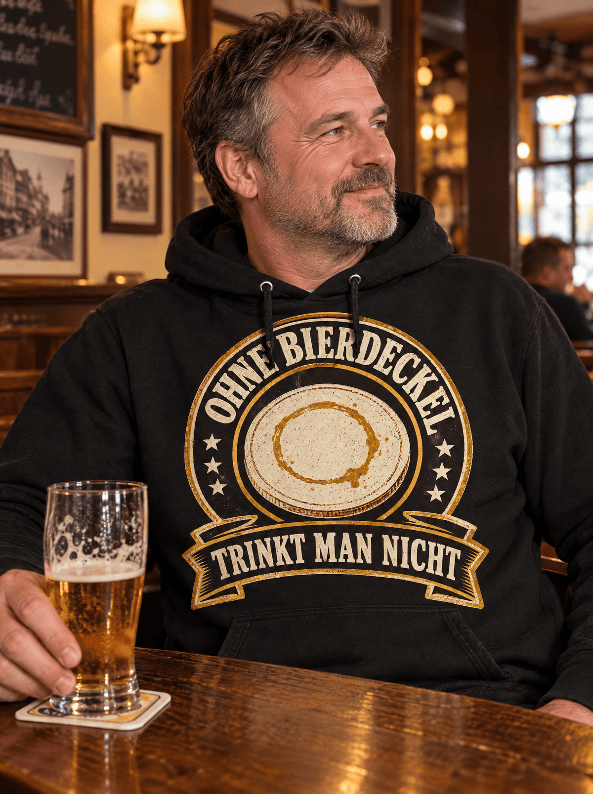 Ohne Bierdeckel Trinkt Man Nicht Hoodie getragen im Wirtshaus