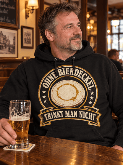 Ohne Bierdeckel Trinkt Man Nicht Hoodie getragen im Wirtshaus