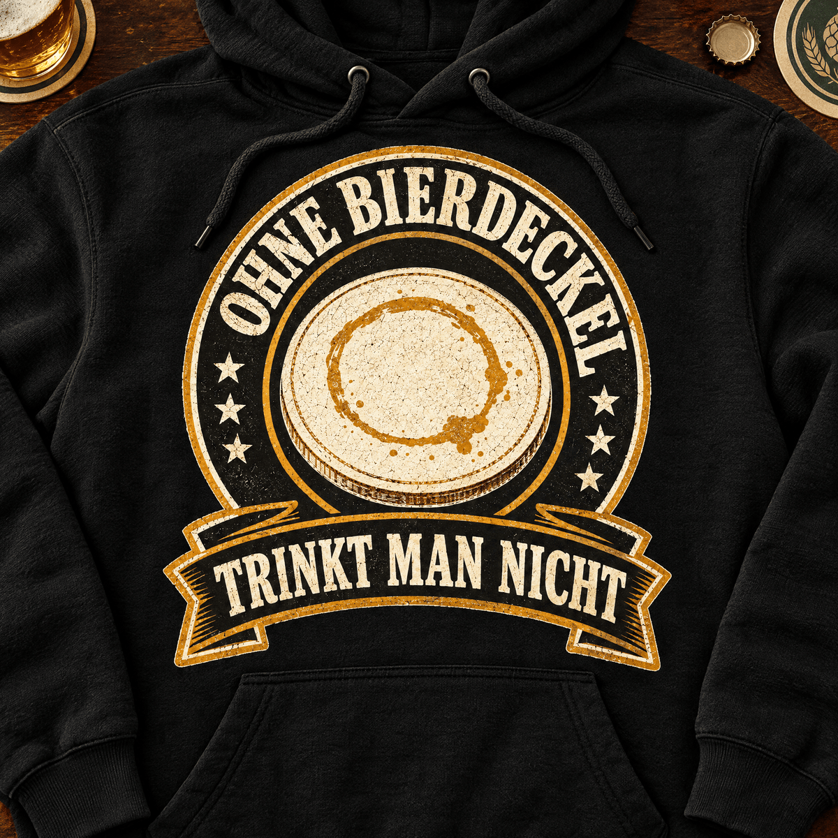 Ohne Bierdeckel Trinkt Man Nicht Hoodie Flatlay auf Holztisch