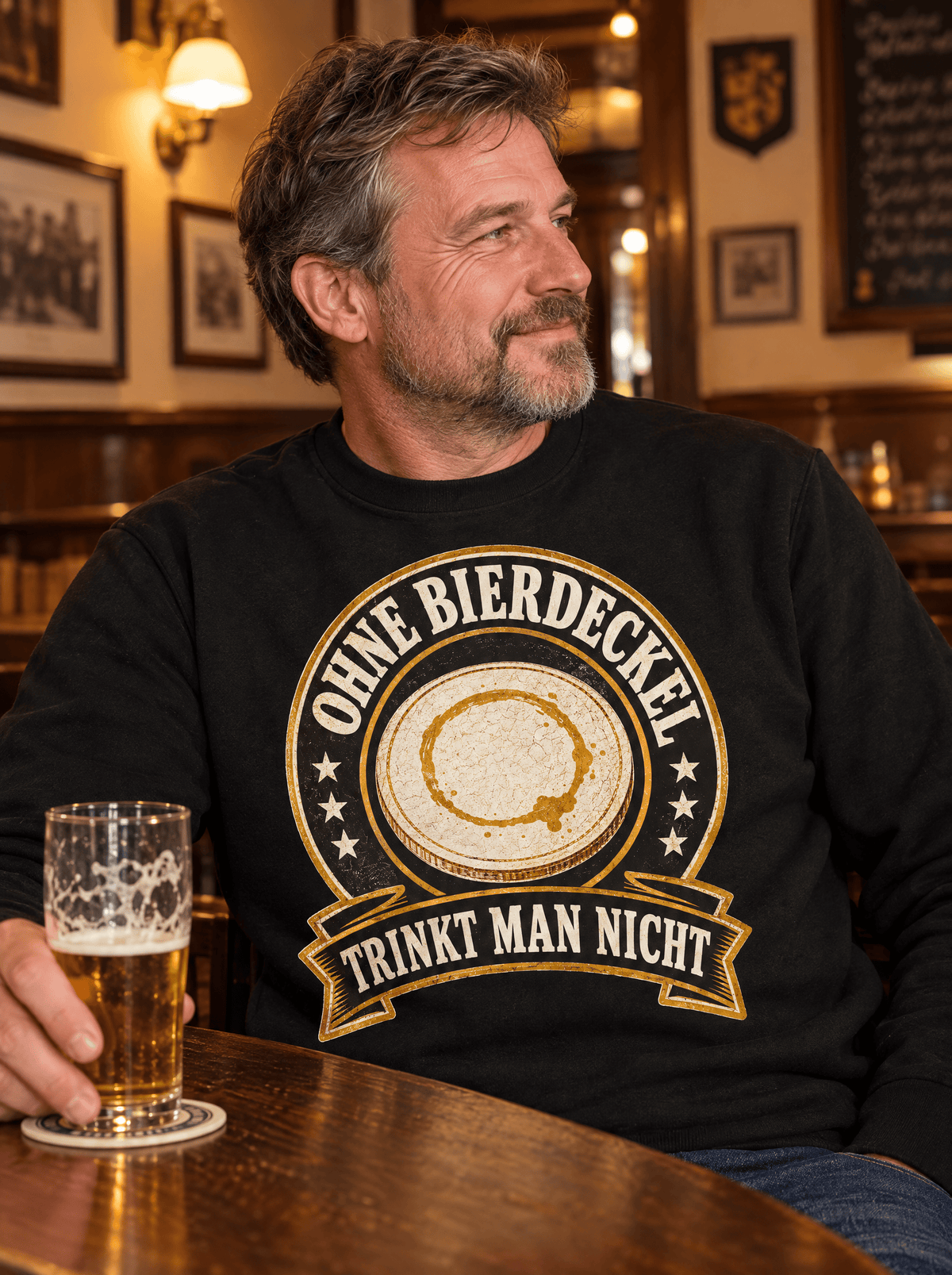 Ohne Bierdeckel Trinkt Man Nicht Sweatshirt getragen im Wirtshaus