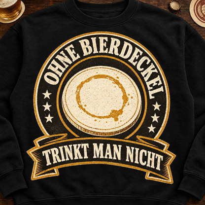 Ohne Bierdeckel Trinkt Man Nicht Sweatshirt Flatlay auf Holztisch