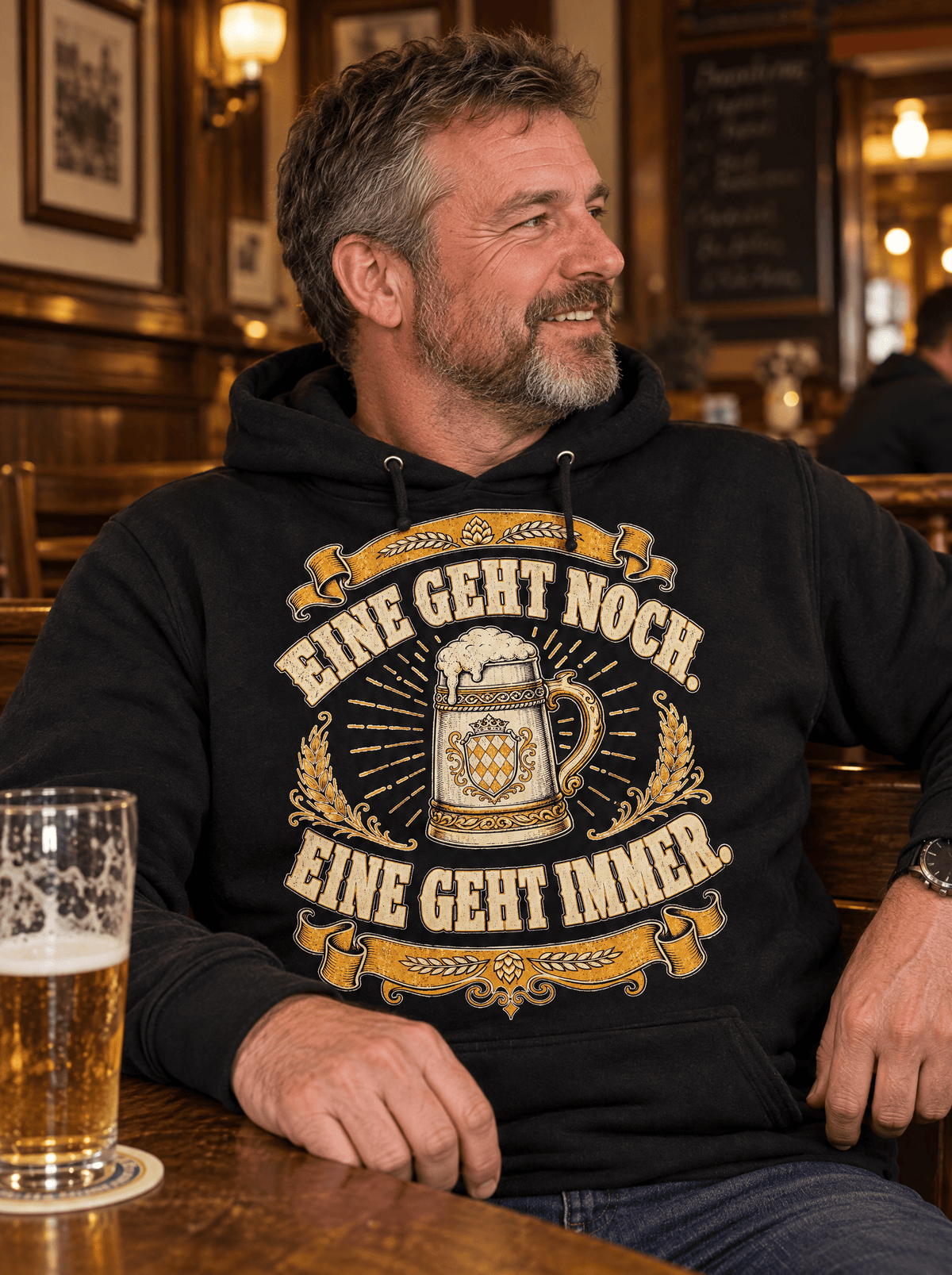 Eine Geht Noch Hoodie getragen im Wirtshaus