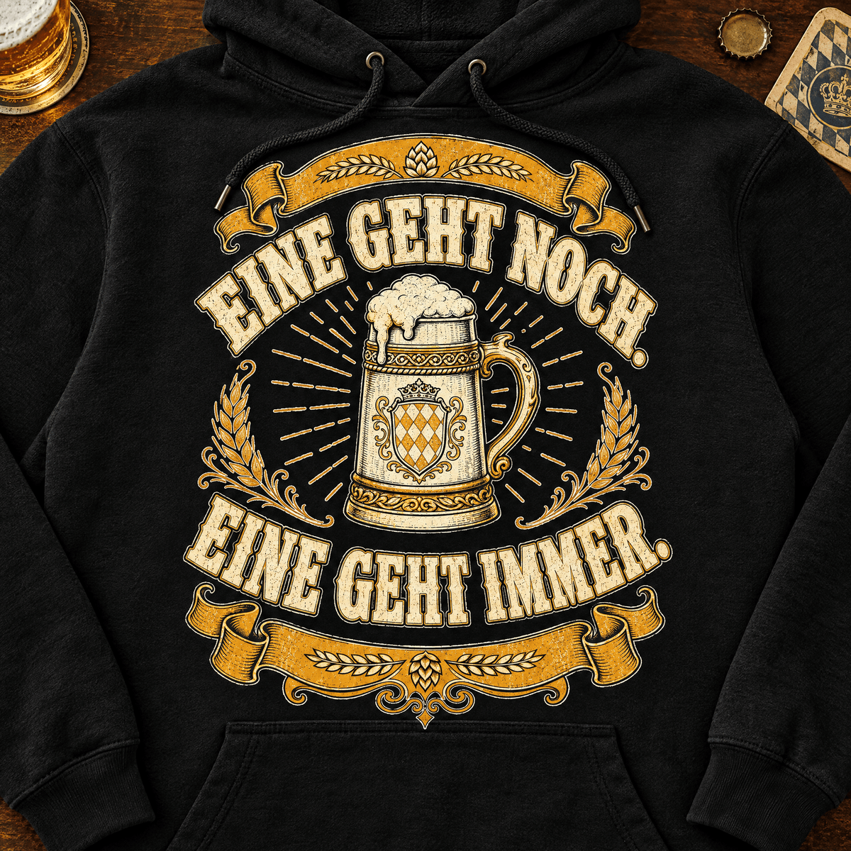 Eine Geht Noch Hoodie Flatlay auf Holztisch