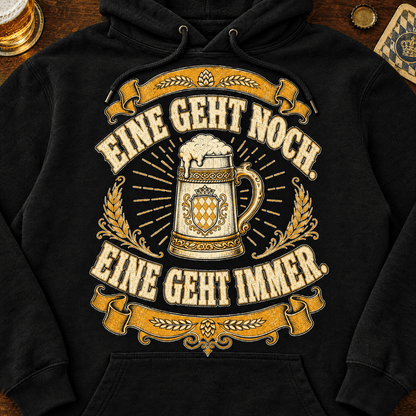 Eine Geht Noch Hoodie Flatlay auf Holztisch