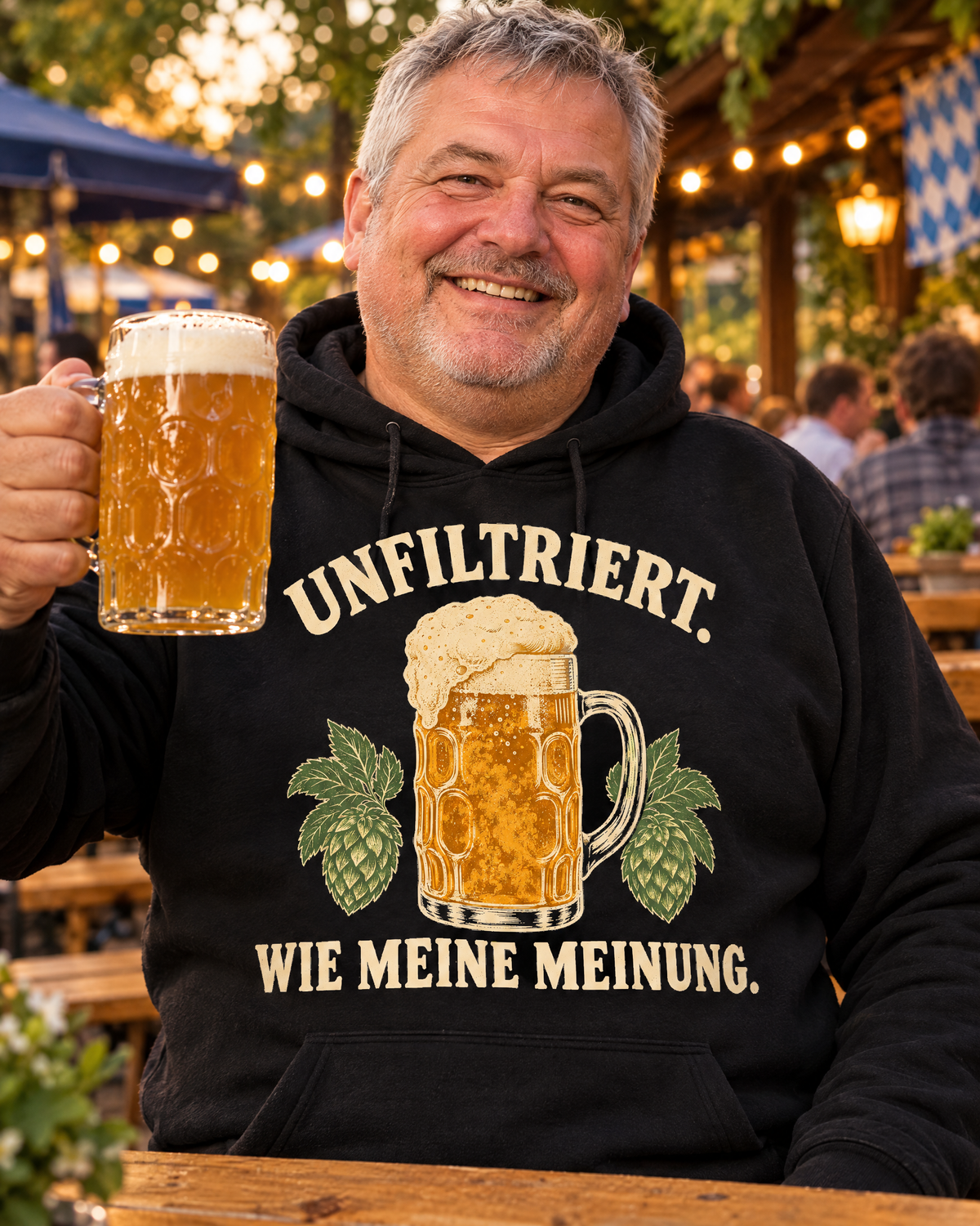 Mann im Biergarten mit dem Unfiltriert wie meine Meinung Hoodie in Schwarz