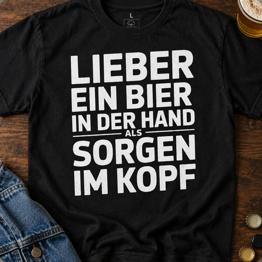 Bier in der Hand T-Shirt - Flatlay - T-ShirtBull