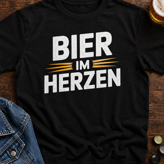 Bier im Herzen Bier T-Shirt - Flatlay - T-ShirtBull