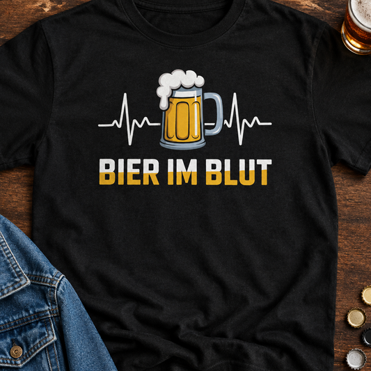 im Blut Bier T-Shirt - Flatlay - T-ShirtBull
