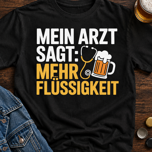 Mehr Flüssigkeit Bier T-Shirt - Flatlay - T-ShirtBull
