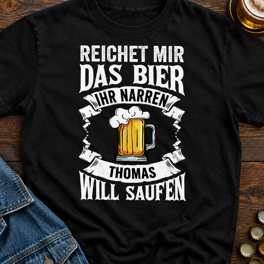 "Reichet mir das Bier, ihr Narren!" T-Shirt personalisiert mit Namen - Flatlay - T-ShirtBull
