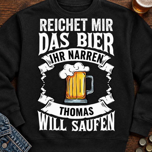 "Reichet mir das Bier, ihr Narren!" Sweatshirt personalisiert mit Namen - Flatlay - T-ShirtBull
