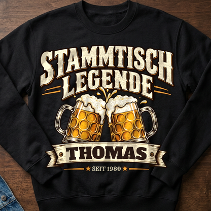 Stammtisch Legende Sweatshirt personalisiert - Flatlay - T-ShirtBull
