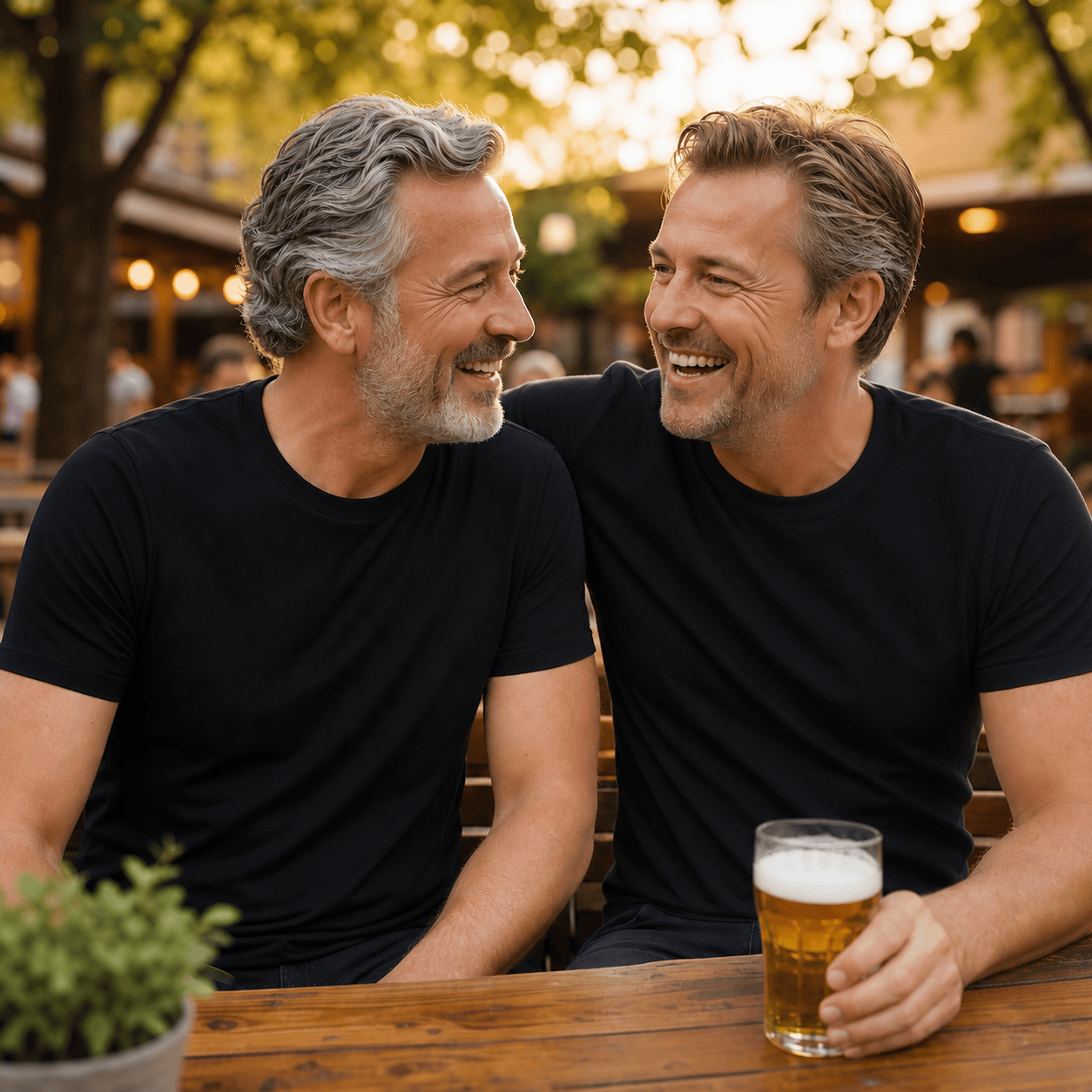Zwei Männer in schwarzen T-Shirts im Biergarten – Bier T-Shirts von T-ShirtBull