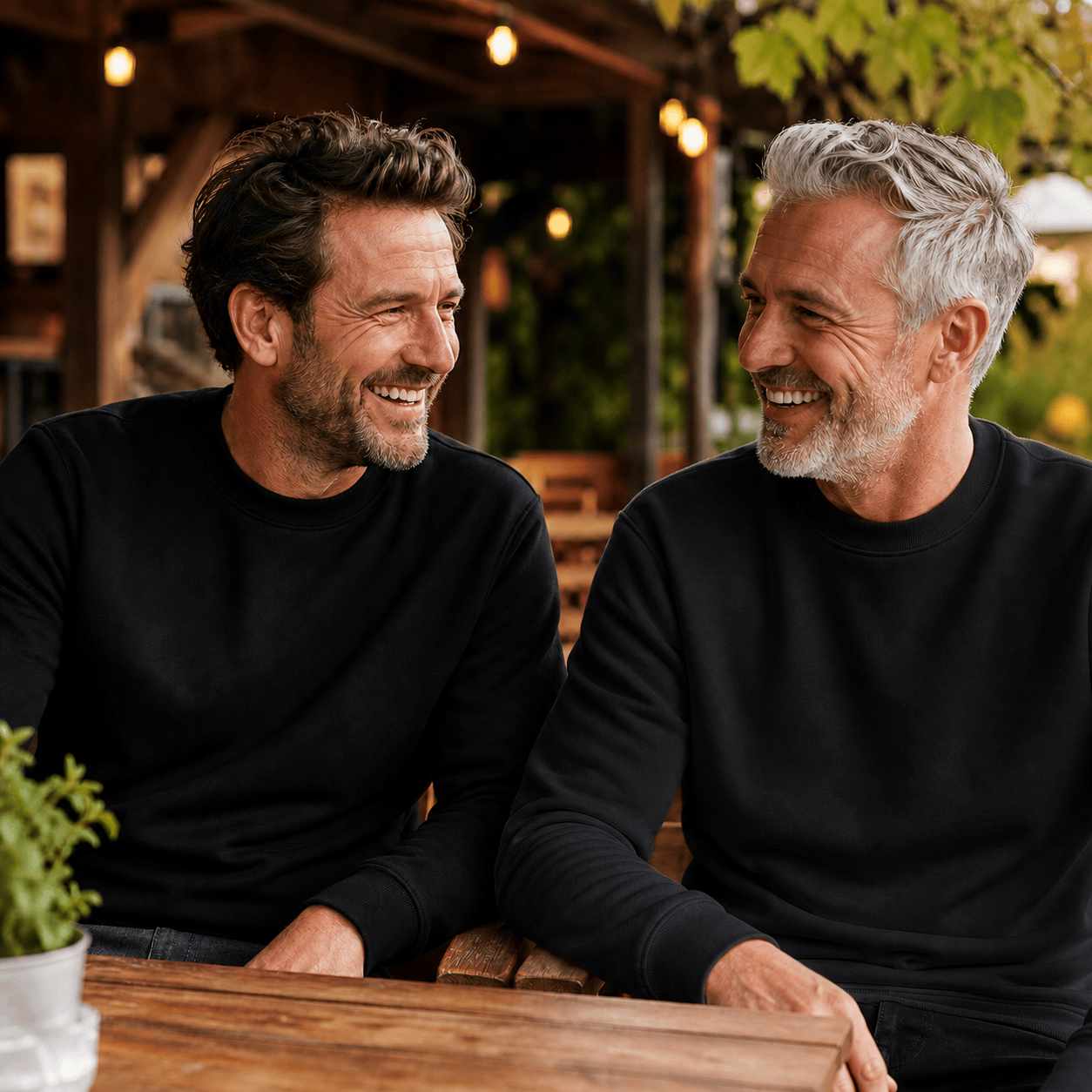Zwei Männer in schwarzen Sweatshirts – Herren Sweatshirts von T-ShirtBull