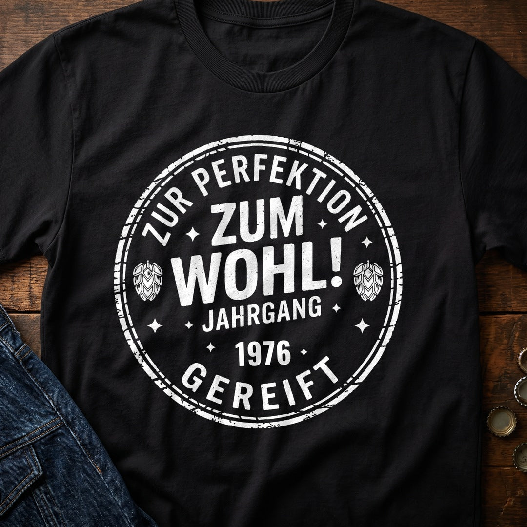 Zum Wohl! Geburtstag T-Shirt mit Jahrgang-Stempel, schwarz, Flatlay - T-ShirtBull