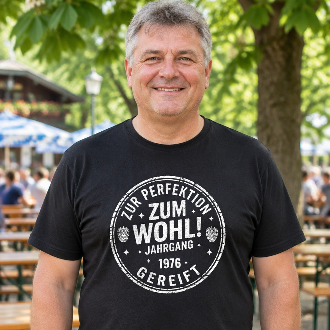 Zum Wohl! Geburtstag T-Shirt personalisiert mit deinem Jahrgang - schwarz, Mann im Biergarten - T-ShirtBull