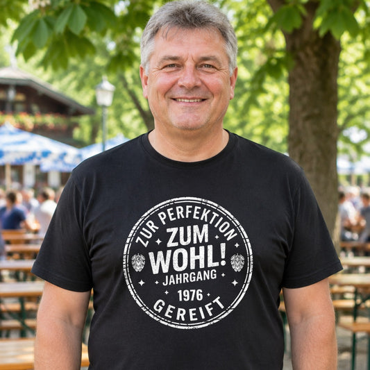 Zum Wohl! Geburtstag T-Shirt personalisiert mit deinem Jahrgang - schwarz, Mann im Biergarten - T-ShirtBull