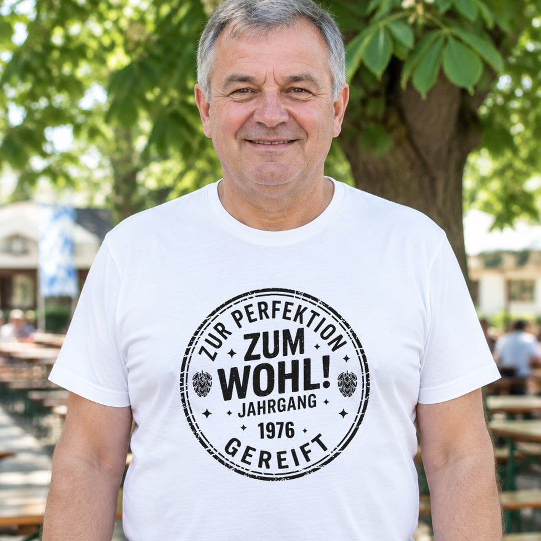 Zum Wohl! Geburtstag T-Shirt personalisiert mit deinem Jahrgang - weiß, Mann im Biergarten - T-ShirtBull