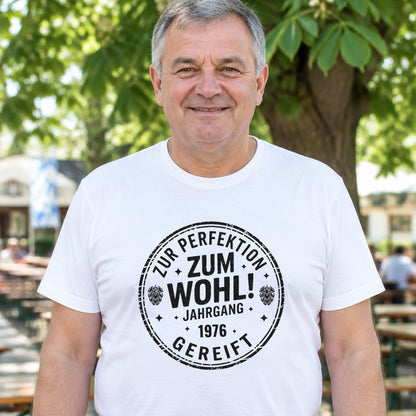 Zum Wohl! Geburtstag T-Shirt personalisiert mit deinem Jahrgang - weiß, Mann im Biergarten - T-ShirtBull
